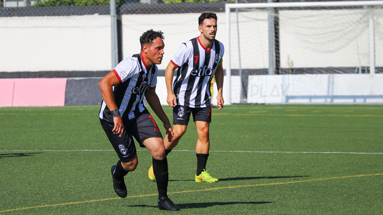 Two Forjães SC players on the field with Etfor support